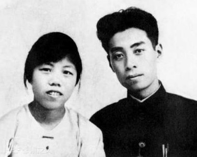 邓颖超临终前艰难地吐出两个字：“李鹏”