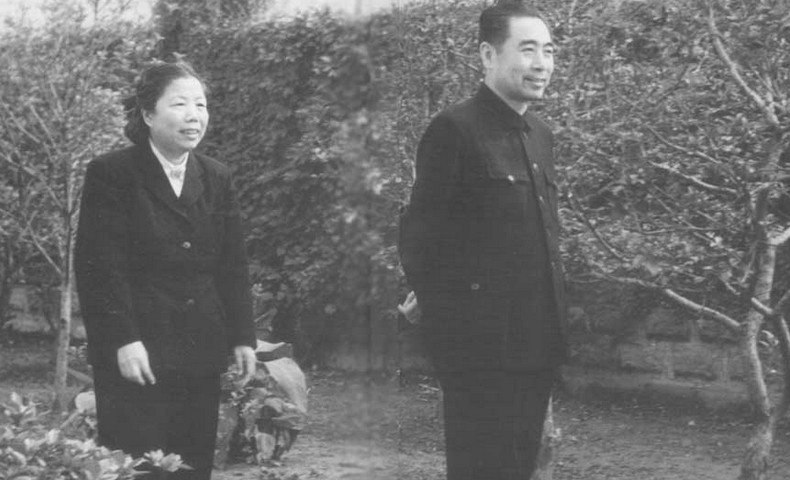 邓颖超临终前艰难地吐出两个字：“李鹏”