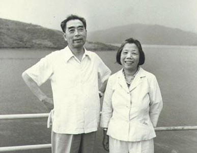 邓颖超临终前艰难地吐出两个字：“李鹏”