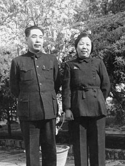 邓颖超临终前艰难地吐出两个字：“李鹏”