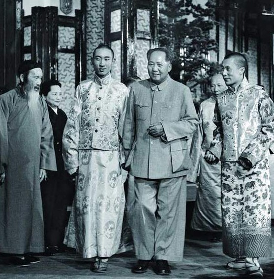 1954年9月11日，毛泽东接见十四世达赖喇嘛（前排右一）和十世班禅额尔德尼（右三）。班禅左边为张澜。