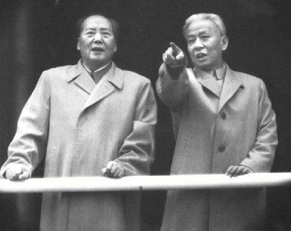 1962年10月1日，毛泽东、刘少奇在国庆十三周年庆祝大会上