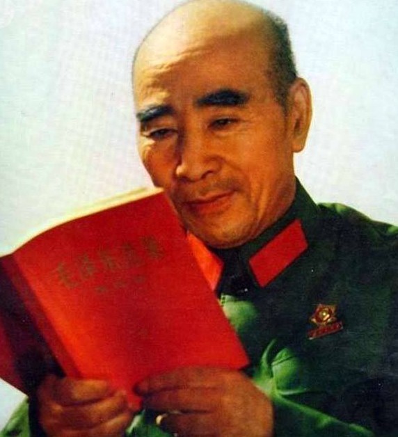 林彪学习毛泽东著作照