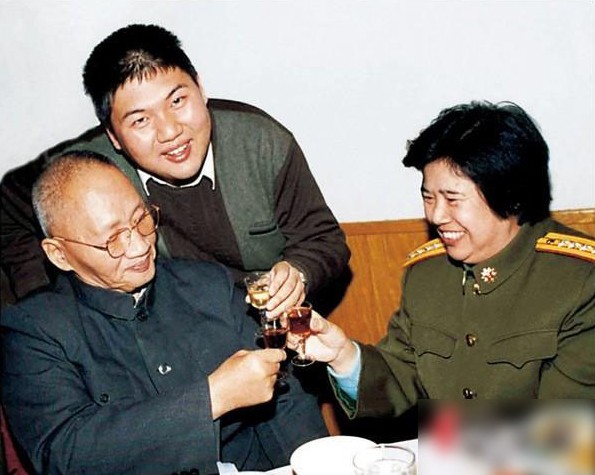 90年代初，毛新宇一家举杯共祝合家欢。