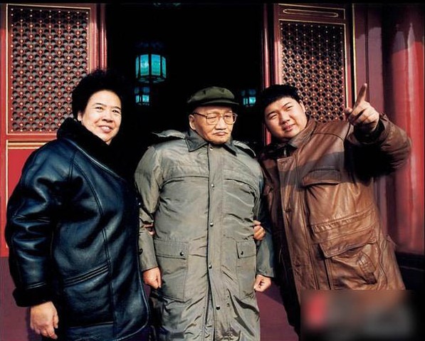 1994年冬，毛岸青、邵华、毛新宇在天安门城楼。