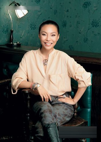 万宝宝是中国国际贸易促进会会长万季飞的女儿，全国人大常委会前委员长万里的孙女，在中南海长大。曾留学美国与法国，也是第一个出席巴黎重量级社交成年舞会的中国女孩。“在社交场合，我觉得我代表的不仅是我自己和我的家庭，还包括中国。”