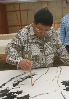 邓林闻名画坛已近三十年。她在海内外举办过多次个人画展，出版过多种个人画集。提到邓林，谁都久仰大名，谁不知晓她是邓小平的长女。　　邓林的艺术光辉主要来自她经受的良好的艺术教育及艺术感染，全面而深厚的文化艺术素养和别出心裁的艺术创新。