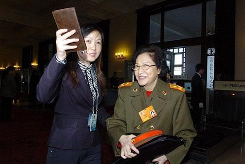 贺龙元帅:女儿贺捷生（右），少将军衔，军科院军事百科研究部副部长。（夫:李振军，前武警总部政委。）