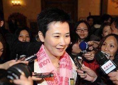 李鹏之女李小琳。据《环球人物》报道，李小琳在中国电力市场被称为“一姐”，还曾荣登美国《财富》杂志全球商界女强人榜，被媒体称为“女电王”、“站在国际资本肩上的美女CEO”。记者眼前的她，温文尔雅、自信淡定。坦诚的交流中，让人感受到她话语背后的独特个性。