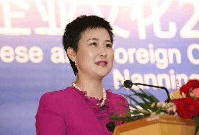 李小琳坦率地回答：“我的成长是自己一步一步努力的成果。从大学毕业到去基层工作，从最初的技术员、工程师、科长、副处长、处长、副总裁、到总裁，我一个台阶也没有漏。一个人出生在比较好的家庭，如果没有自己的努力，只靠父辈的影响，即使给了你这个位置你也是扶不起的阿斗！”