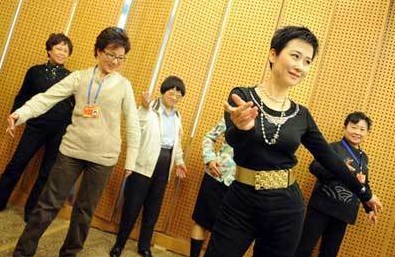 李鹏之女李小琳出席妇联界别的分组讨论，现场教众委员跳拉丁舞。在李小琳心目中“前辈的荣誉和业绩永远属于前辈。它可以让你感到幸福和自豪，但不会成为靠山。”每每有人提及父亲李鹏，李小琳的言语中总是充满尊敬，她眼中的父亲“意志坚定，生活有目标，做事认真。”