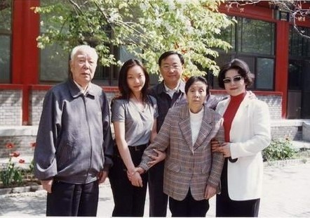 万里孙女万宝宝：珠宝设计师。万里全家福（左二为万宝宝） 据新华网报道，万宝宝是中国国际贸易促进会会长万季飞的女儿，全国人大常委会前委员长万里的孙女，在中南海长大。曾留学美国与法国，也是第一个出席巴黎重量级社交成年舞会的中国女孩。
