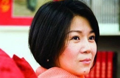 毛泽东的外孙女孔东梅（资料图）。毛泽东的外孙女据新华网报道，孔东梅，现任北京东润菊书香屋有限公司董事长。作为毛泽东主席的外孙女，现在走向民间独立创业。母亲是毛泽东与贺子珍的女儿李敏。东梅（资料图）