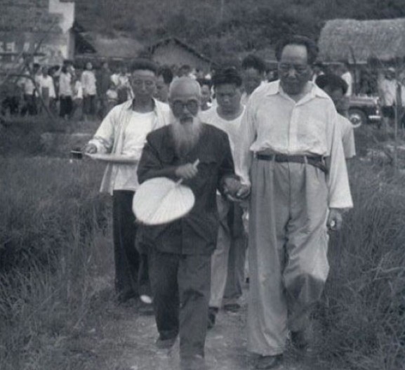 1959年毛泽东为父母上坟旧照