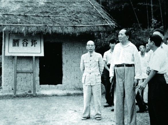 1959年毛泽东为父母上坟旧照