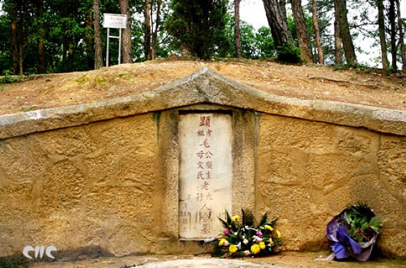 1959年毛泽东为父母上坟旧照