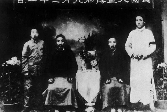 1959年毛泽东为父母上坟旧照