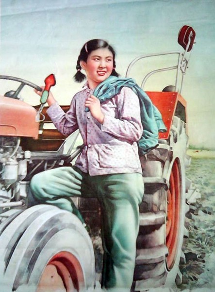 不同的时代有着不同的审美标准，从新中国成立之初走过来的一代人，总有着别样的一些记忆。图为宣传画中的女拖拉机手。
