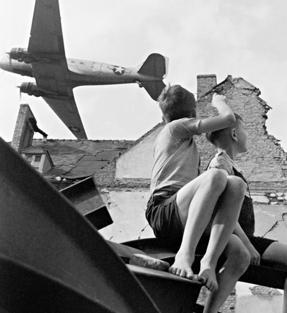 Fritz Eschen（1900-1964），德国最著名的摄影记者及肖像摄影师之一。以上这幅拍摄于1945年，两名柏林男孩和头顶飞过的美国军机。