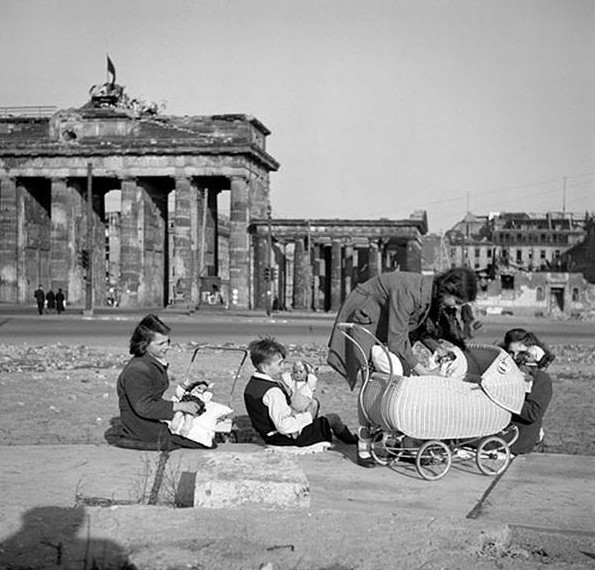 他的镜头让我们回溯半个世纪前的德国。从黑白照片里留存的风日，人们的笑影中，寻找战争给这个国度留下的痕迹。