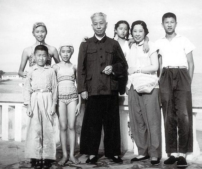 图为刘少奇、王光美与家人在北戴河。