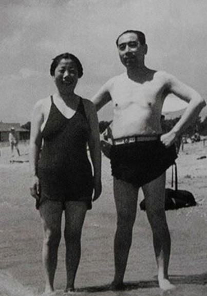 周恩来与邓颖超在北戴河。