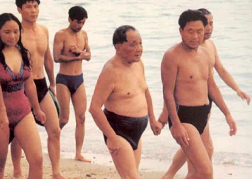 图为1983年，邓小平在北戴河海滩。