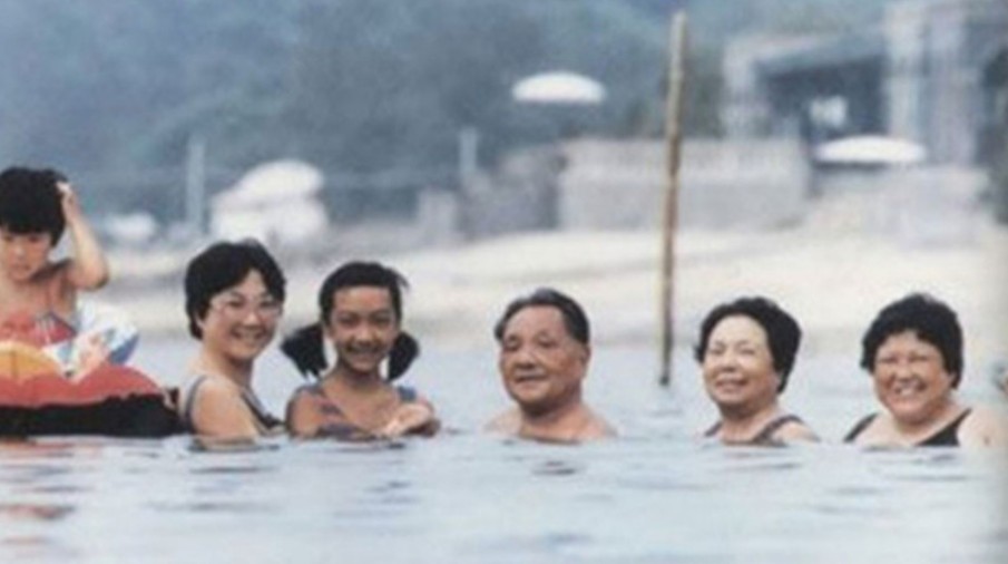 邓小平在北戴河。