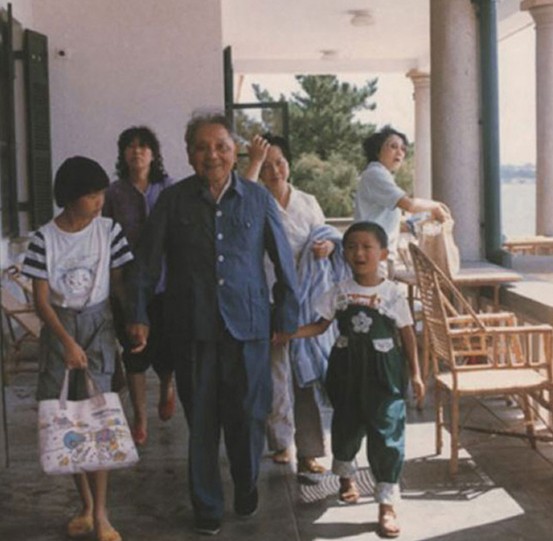 邓小平与家人在北戴河。