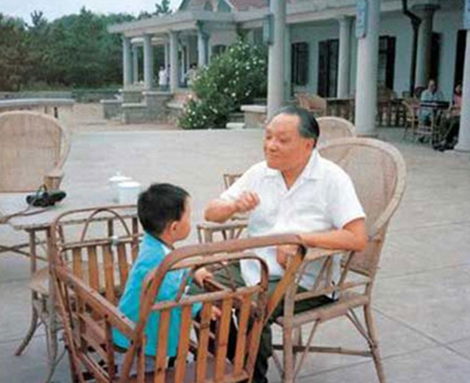 邓小平与家人在北戴河。