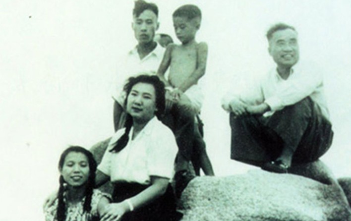 1950年，朱德一家在北戴河海滨。