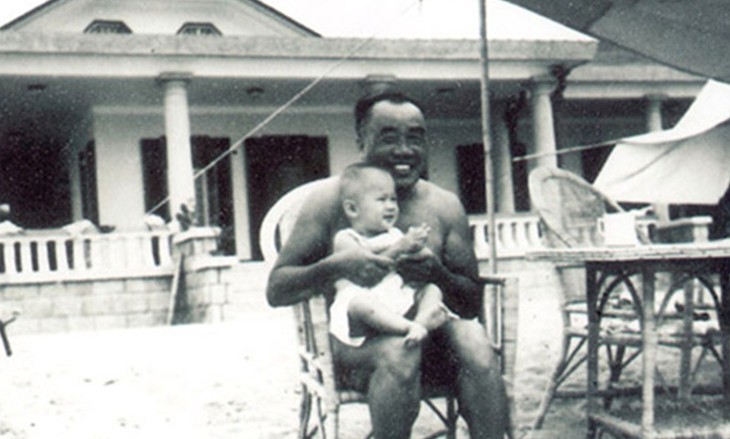 1955年，爷爷朱德与外孙刘建在北戴河海滨。