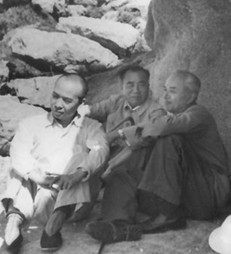 1953年8月27日，朱德、李富春和地质学家李四光在北戴河。