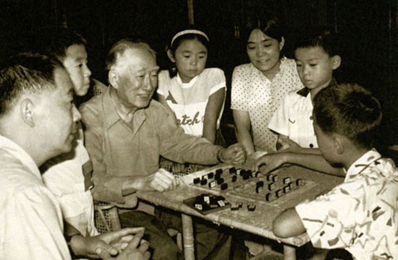1987年夏，薄一波在北戴河和儿孙们一起下棋。