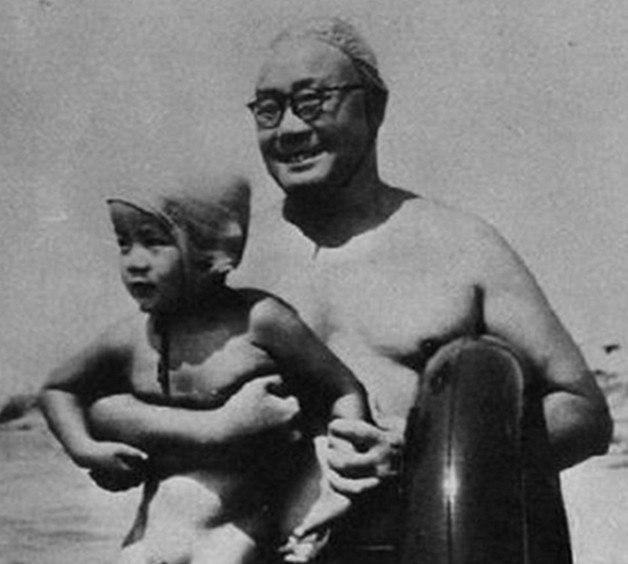 1954年夏，刘伯承和儿子在北戴河游泳。
