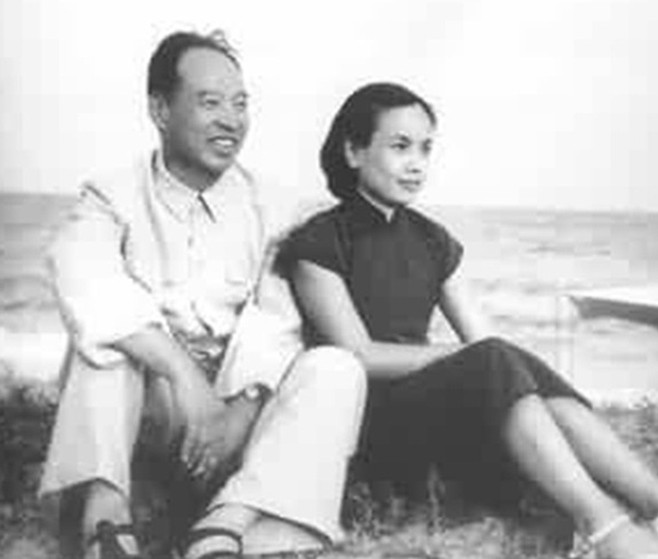 1955年8月，彭真与夫人张洁清在北戴河海滨。