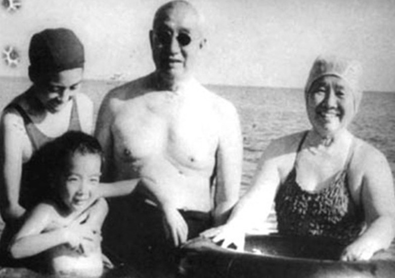 1983年8月，徐向前在北戴河海滨浴场。
