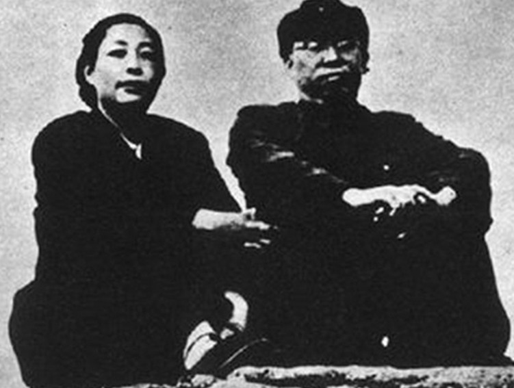 1954年，罗荣桓与林月琴在北戴河。