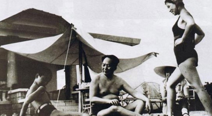 1954年毛泽东和女儿李纳、李敏、侄子毛远新在北戴河浴场。