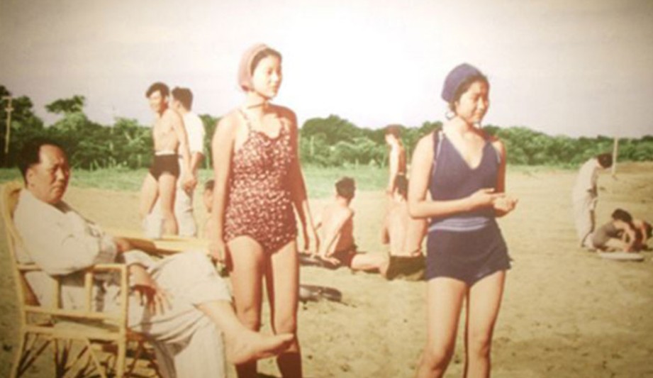 1960年，毛泽东在北戴河。