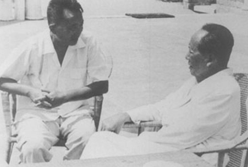 1963年夏，罗瑞卿与毛泽东在北戴河海滨浴场。
