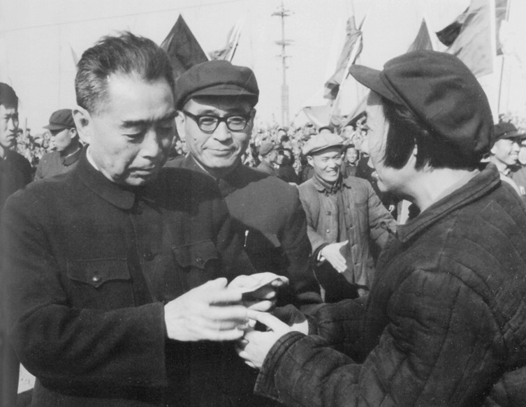 1966年5月3日周恩来总理第三次视察大庆，接见正在大庆深入生活的孙维世。