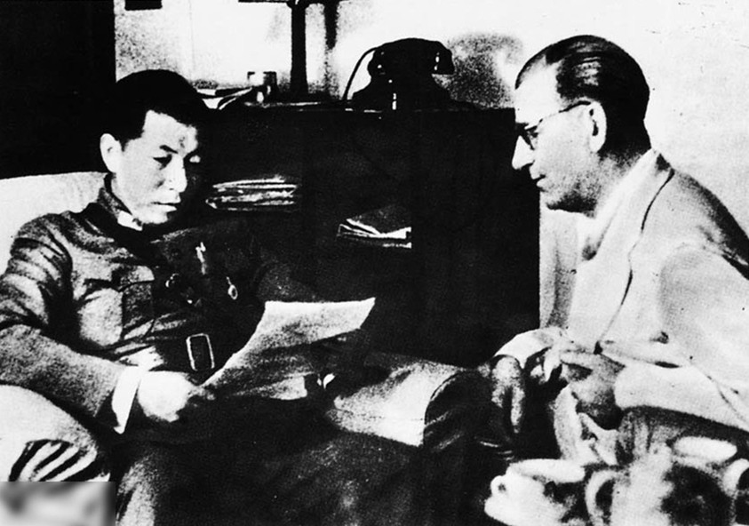 1936年12月，西安事变后第三天，张学良阅读蒋介石的顾问端纳带来的宋美龄的信。