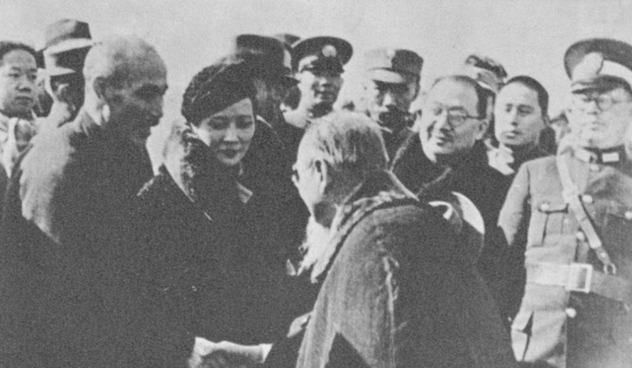 1936年12月，西安事变后，蒋介石和宋美龄返回南京，由国民政府主席林森接机。