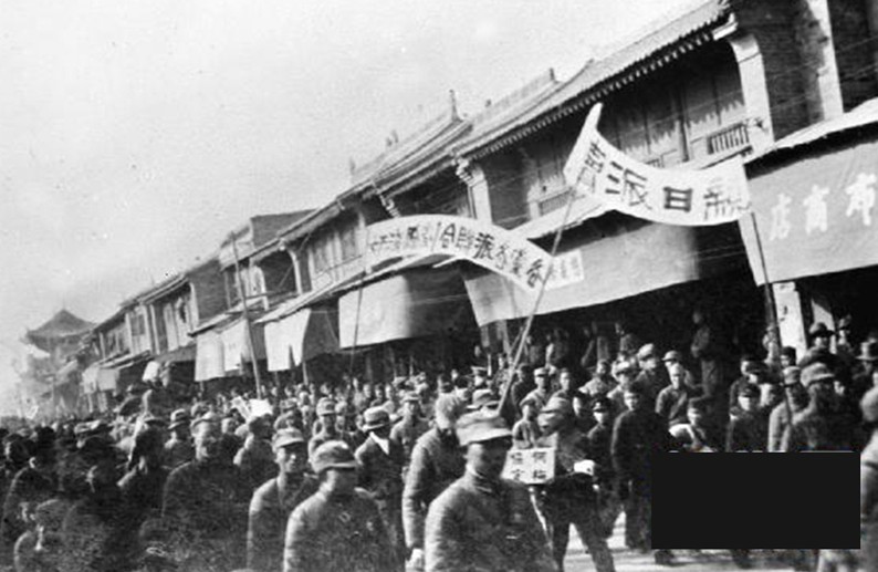 1936年12月12日，西安事变发生，国民党政府被迫放弃内战政策。抗日救国的主张得到了民众、工商界的支持。