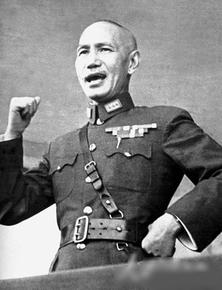 卢沟桥事变之后，1937年7月17日，蒋介石在庐山发表著名的“最后关头”演说和严正声明，指出“再没有妥协的机会，如果放弃尺寸土地与主权，便是中华民族的千古罪人”。图为蒋介石具有代表性手势。