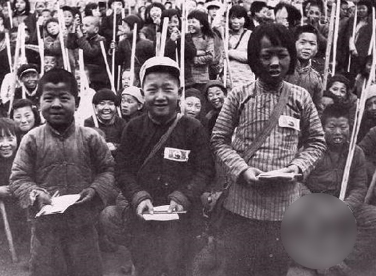 1937年7月7日，“芦沟桥事变”爆发，中国进入了伟大的抗日战争时期。在中国共产党倡导的抗日民族统一战线的旗帜下，以国共两党合作为基础，全国的一切爱国力量，包括广大少年儿童在内，都积极投入了抗日救亡运动。