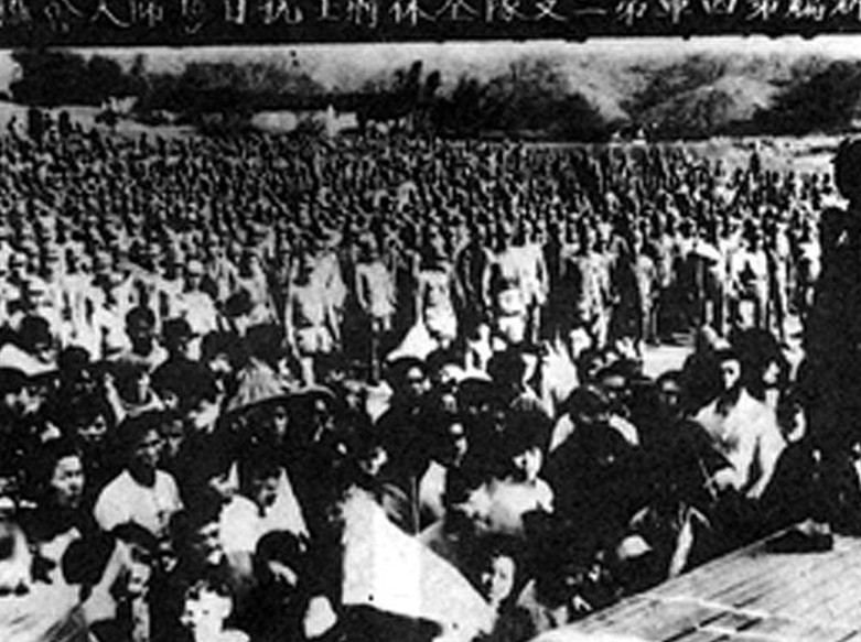 1937年12月25日，新四军军部在汉口成立，1938年1月6日移至南昌。2月上旬，江南各游击队奉命到皖南歙县之岩寺集结整编；江北各游击队分别在湖北黄安七里坪和河南确山县之竹沟集结整编。全军辖4个支队及军部特务营，共10300人。