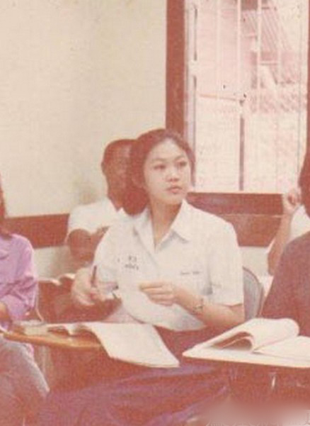美女总理英拉青春期照片