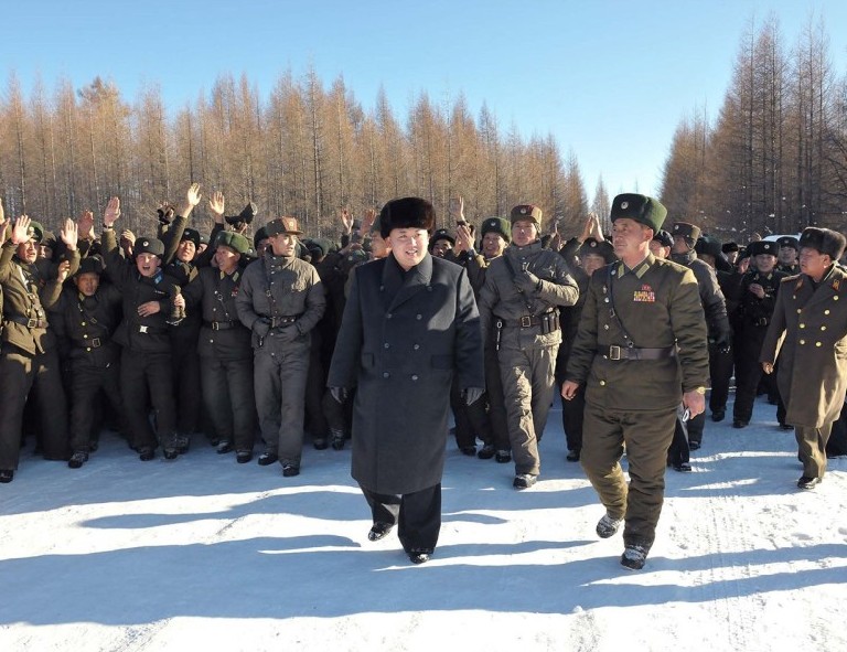 金正恩视察哨所 女兵激动簇拥